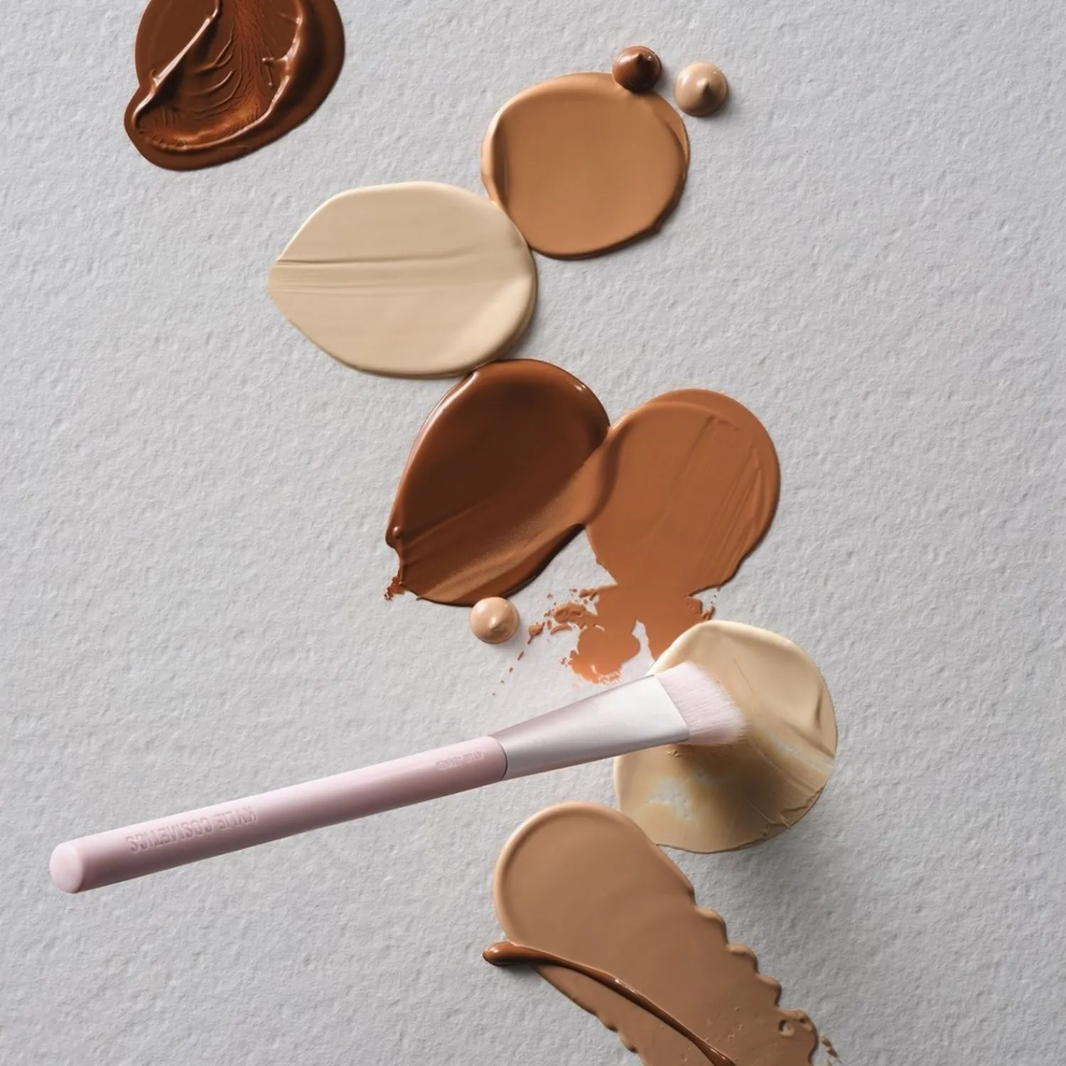 KYLIE COSMETICS Power Pluche Borstel